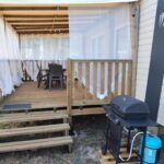 Terrasse couverte avec table et barbecue du Mobil home le Sunny