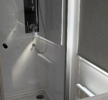 Salle de bains avec cabine de douche dans le mobil home Le Sunny
