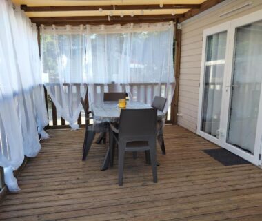 Terrasse couverte avec table et chaises du Mobil home le Sunny