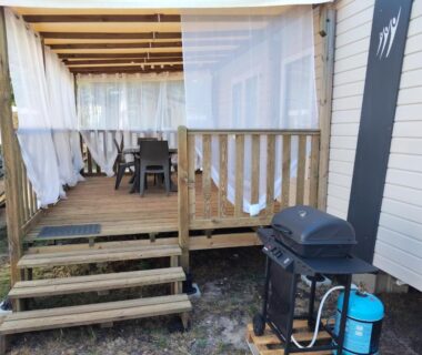 Terrasse couverte avec table et barbecue du Mobil home le Sunny