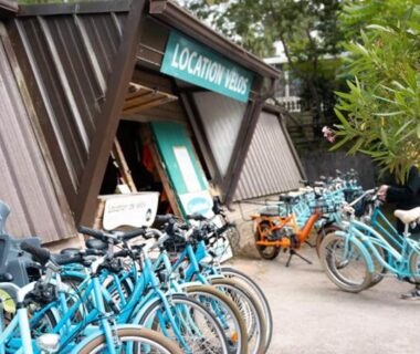 Devant le local de location une rangée de vélos turquoise au Mobil home le Sunny