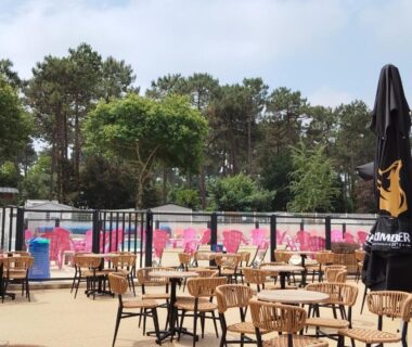 Terrasse extérieure avec tables et chaises au Mobil home le Sunny