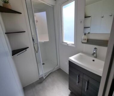 Salle d'eau avec douche et lavabo dans le Mobil home les Embruns