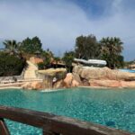 Piscine avec toboggan et rochers au Mobil home les sables d or