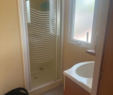 Salle d'eau avec douche et lavabo dans le Mobil home les sables d or