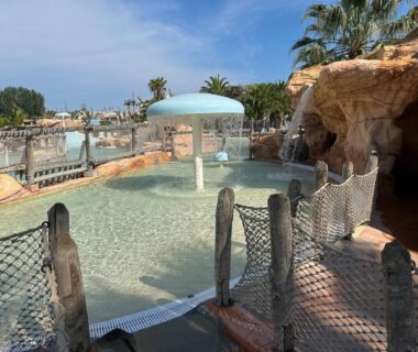 Piscine ludique avec champignon d'eau au Mobil home les sables d or