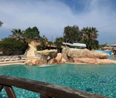 Piscine avec toboggan et rochers au Mobil home les sables d or