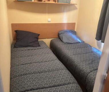 Chambre avec deux lits simples dans le mobil home Les Sables d'Or