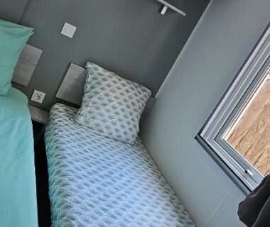 Chambre avec lits simples côté fenêtre du Mobil home Les Sables d'Or