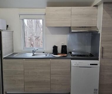 Cuisine équipée avec réfrigérateur et micro-ondes dans le mobil home les sables d'or