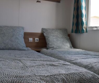 Intérieur chambre avec deux lits simples dans le mobil home luxe 8 personnes avec wifi
