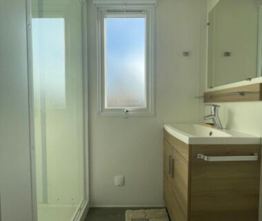Salle de bain avec douche et lavabo du Mobil home luxe 8 personnes avec wifi