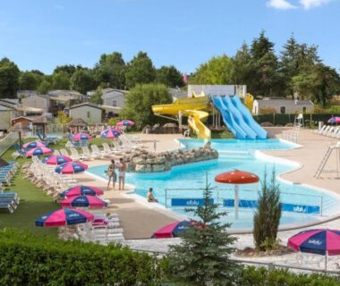 Piscine extérieure avec toboggans et transats au mobil home luxe 8 personnes avec wifi