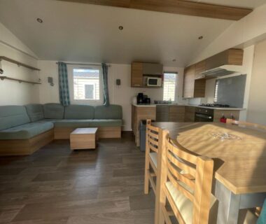 Séjour avec coin salon et cuisine équipée dans le mobil home luxe 8 personnes avec wifi