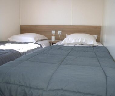 Chambre avec deux lits simples dans le mobil home luxe 8 personnes avec wifi
