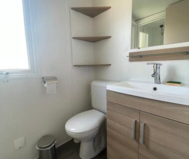 Salle de bain avec WC et lavabo du mobil home luxe 8 personnes avec wifi