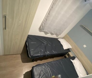 Chambre avec deux lits simples et armoire dans le Mobil-home narbonne plage