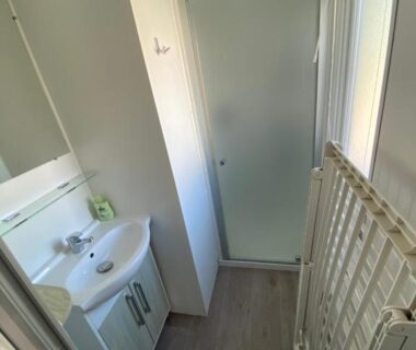 Salle d'eau avec douche et lavabo dans le mobil-home Narbonne Plage