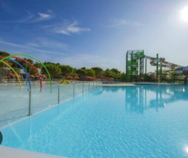 Piscine extérieure avec toboggans et pataugeoire au mobil-home Narbonne Plage