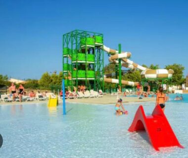 Bassin peu profond avec toboggans et transats au Mobil-home narbonne plage