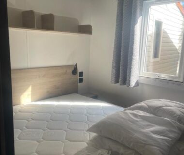 Chambre intérieure avec lit et rangements dans le mobil-home neuf 6 à 8 pers au Camping Les Palmiers