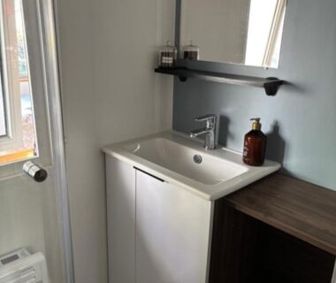 Salle d'eau avec lavabo et miroir du Mobil-home neuf 8 personnes Bora Bora