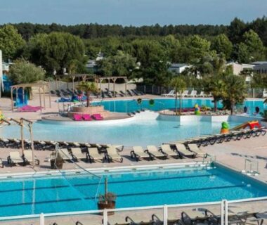 Espace aquatique du camping avec bassins et toboggans du Mobil-home neuf 8 personnes Bora Bora