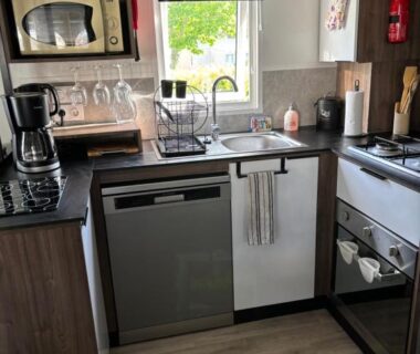 Cuisine équipée dans le mobil-home neuf 8 personnes Bora Bora