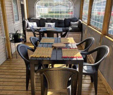 Véranda couverte avec table à manger et canapé dans le mobil-home neuf 8 personnes Bora Bora