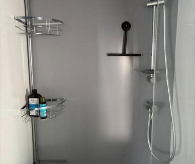 Intérieur douche avec pommeau et étagères d'angle du mobil-home neuf 8 personnes Bora Bora