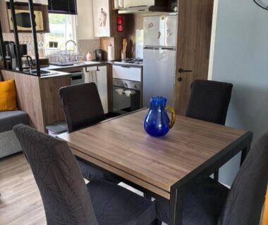 Coin repas et cuisine équipée dans le Mobil-home neuf 8 personnes Bora Bora