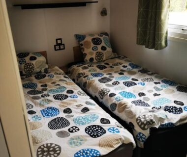Chambre avec deux lits dans le mobil home neuf du camping l ile dor plage st raphael avec piscine