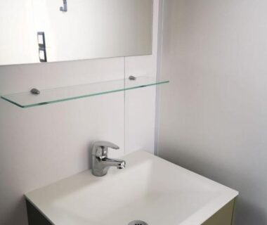 Salle de bain avec lavabo et miroir dans le mobil home neuf camping l ile dor plage st raphael