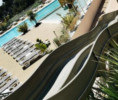 Piscine avec toboggan et transats au Mobil home neuf camping l ile dor plage st raphael