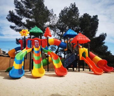Aire de jeux avec toboggans colorés au camping l ile dor plage st raphael