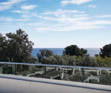 Terrasse avec vue sur la mer du mobil home neuf camping l ile dor plage st raphael avec piscine