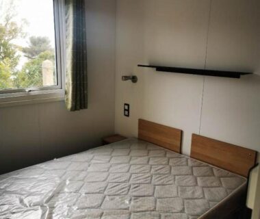Chambre avec lit double et fenêtre dans le mobil home du camping l ile dor plage st raphael
