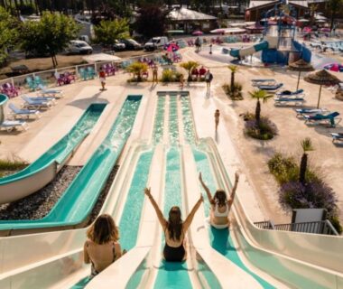 Parc aquatique avec toboggans et bassins visibles depuis le Mobil-home neuf sous les pins