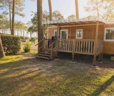 Terrasse en bois et pinède autour du Mobil-home neuf sous les pins