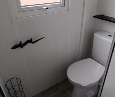 WC et fenêtre dans le mobil-home neuf sous les pins