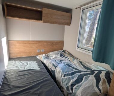 Chambre intérieure avec deux lits et rangement dans le mobil-home neuf suréquipé 6 pers 3 chambres à Lege Cap Ferret