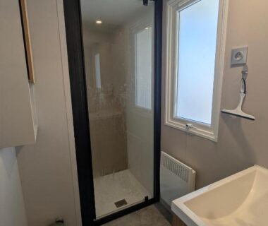Salle de douche avec cabine et lavabo dans le mobil-home neuf suréquipé 6 pers 3 chambres à Lege Cap Ferret
