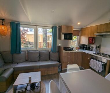 Intérieur avec salon et cuisine dans le mobil-home neuf suréquipé 6 pers 3 chambres à Lege Cap Ferret