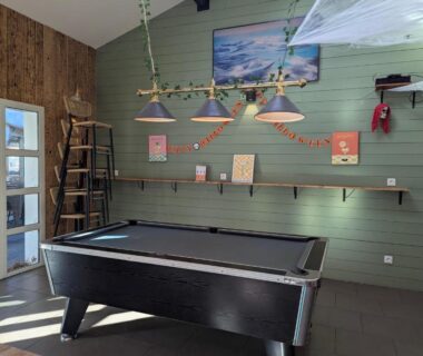 Salle de jeux avec billard dans le Mobil-home neuf suréquipé 6 pers 3 chambres à Lege Cap Ferret