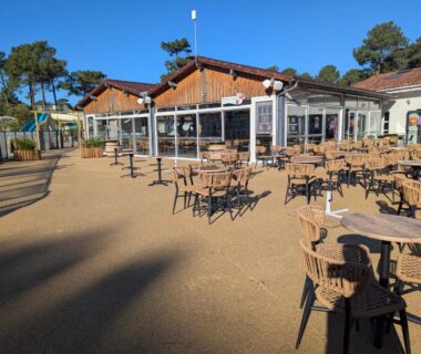 Terrasse extérieure avec tables et chaises du mobil-home neuf suréquipé 6 pers 3 chambres à Lege Cap Ferret