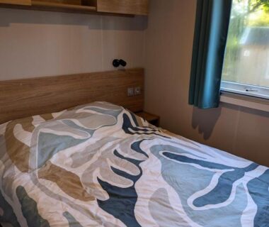 Chambre avec lit double et fenêtre dans le Mobil-home neuf suréquipé 6 pers 3 chambres à Lege Cap Ferret