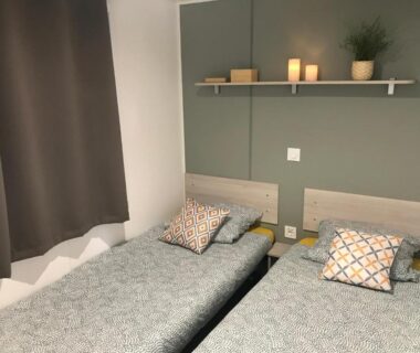 Chambre avec lits jumeaux dans le mobil home au Cap-Ferret Camping les viviers au bord du bassin