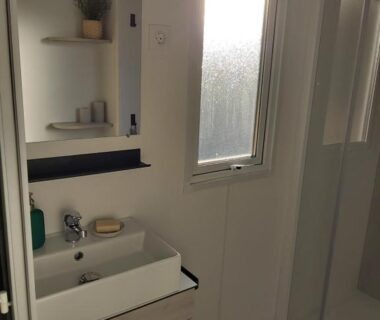 Salle de bain lavabo douche dans le mobil home au Cap Ferret Camping les viviers au bord du bassin