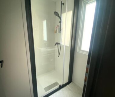 Salle de douche avec cabine et fenêtre dans le mobil home plage 4 étoiles