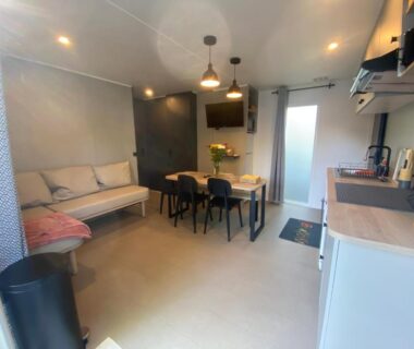 Séjour avec coin cuisine et canapé dans le Mobil home plage 4 étoiles